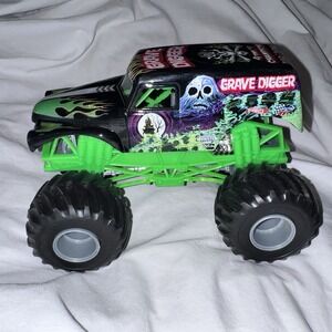 2012 Hot Wheels Monster Jam Grave Digger Truck 4x CHAMPION Black Green 1:24 RARE